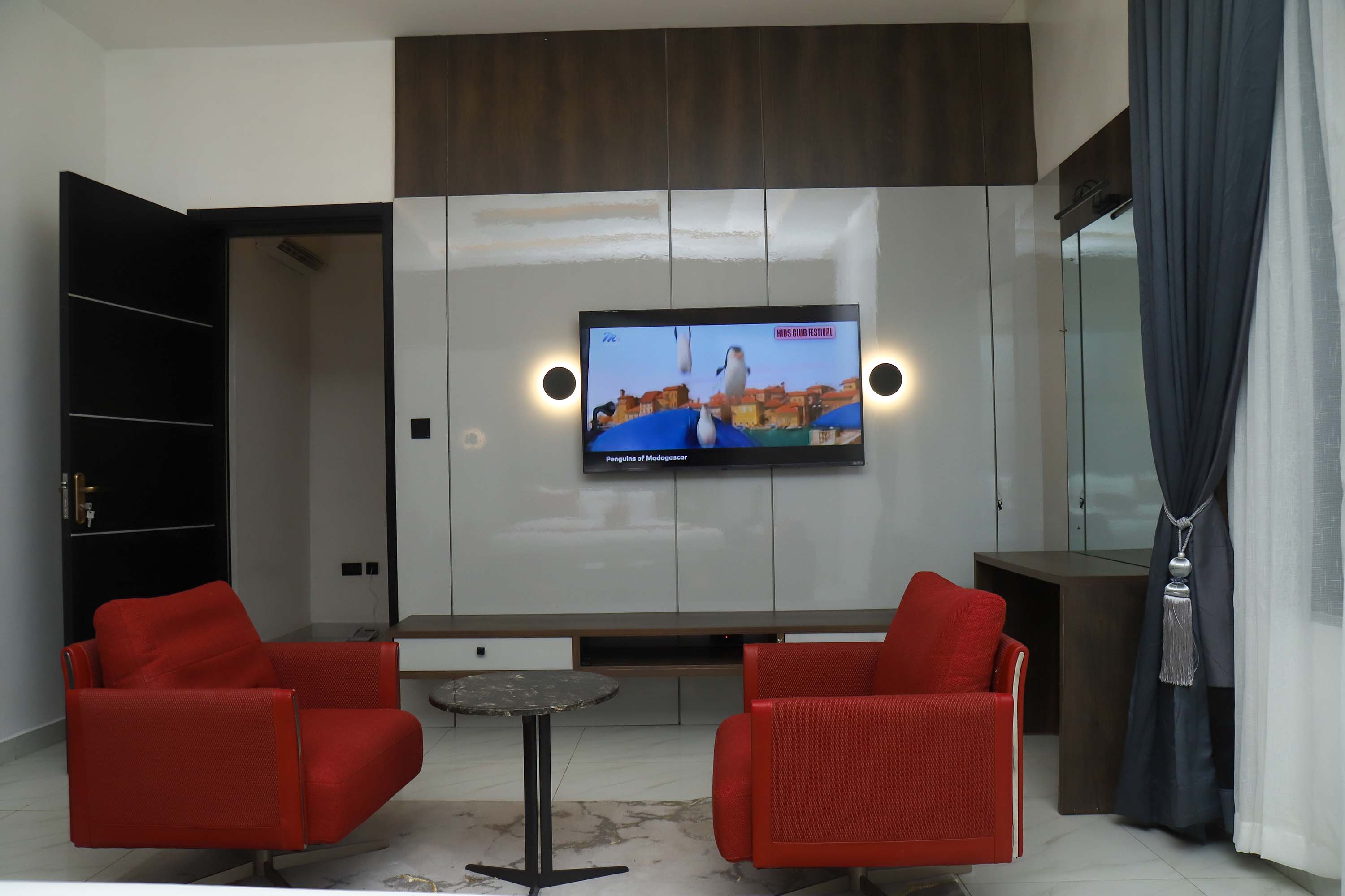 Emilton Suite - Image 2